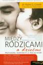 okładka książki - Między rodzicami a dziećmi