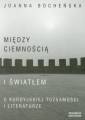 okładka książki - Między ciemnością i światłem. O