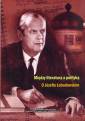 okładka książki - Między literaturą a polityką. O