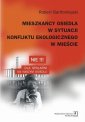okłakda ebooka - Mieszkańcy osiedla w sytuacji konfliktu